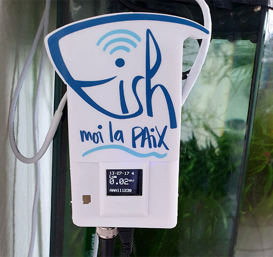 Boîtier FMLP en place sur un aquarium